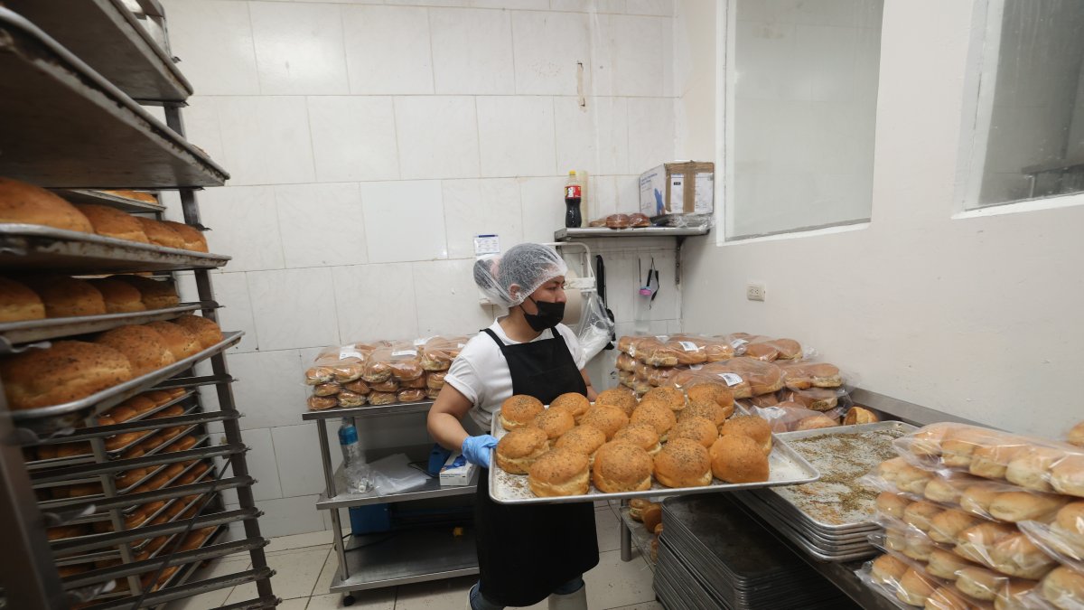 Panadería. Una foto referencial de la elaboración de panes, en Bolivia quieren subirle el precio al alimento.