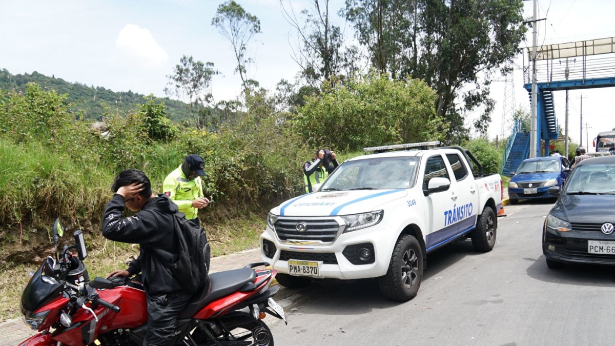 En la av. Simón Bolívar, 69 conductores de motocicletas y autos fueron citados por varias infracciones