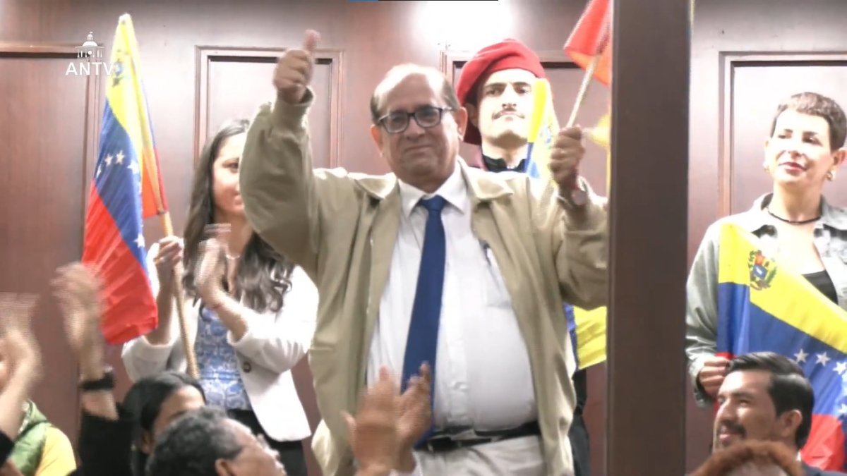 Franco Loor estuvo en la sesión de instalación de la Asamblea de Venezuela.