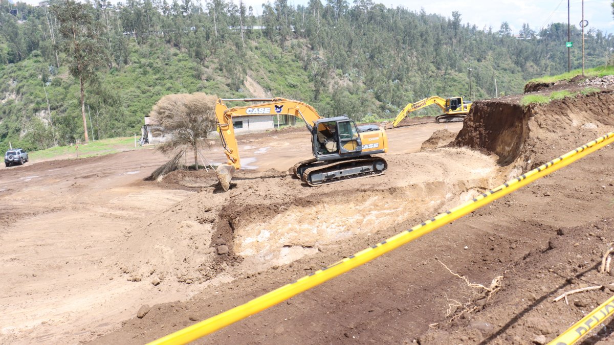 Construcción. Tras los trabajos que se realizan en la ladera se observa como la tierra cae al río Machángara lo que genera un impacto ambiental.