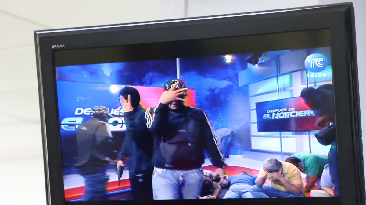 El momento en el que un grupo del crimen organizado incursionó en el canal TC Televisión en vivo el 9 de enero del 2024.
