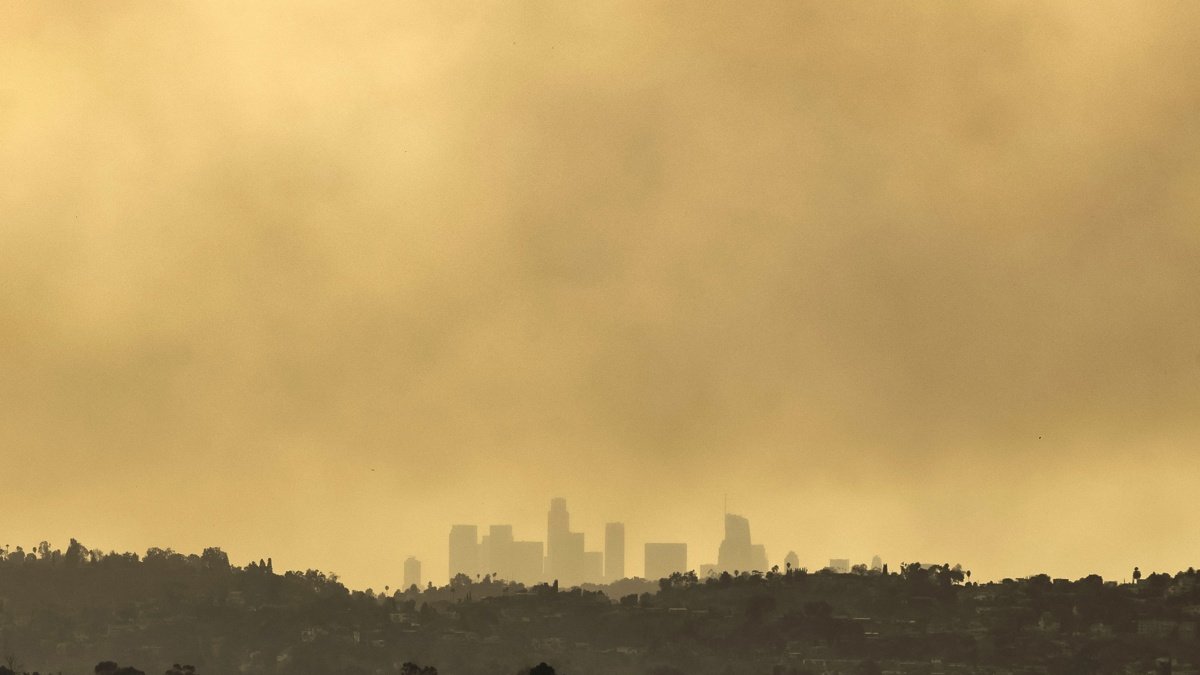 Los edificios del centro de Los Ángeles están envueltos por el humo de múltiples incendios forestales.