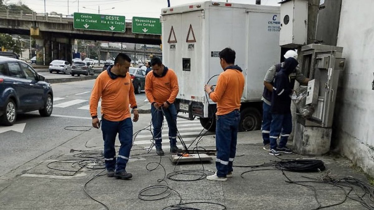 Personal técnico de la ATM interviene un sistema semafórico en la vía a Daule, en el norte de Guayaquil.
