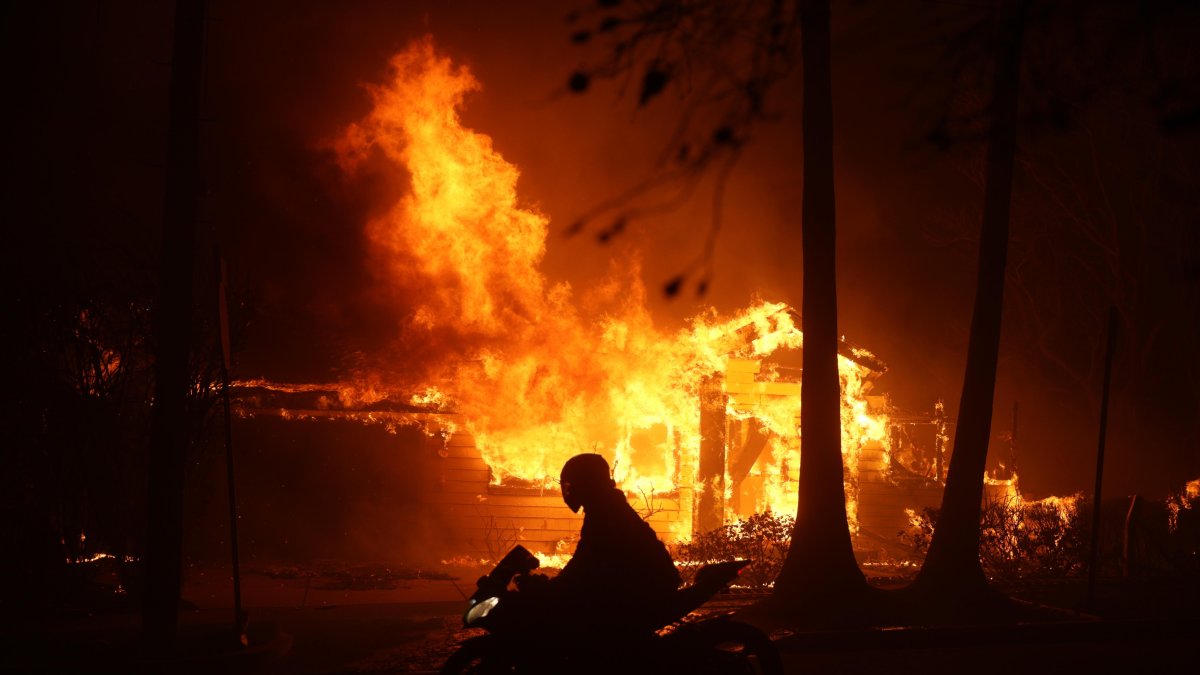 Fotografía del incendio que asola a Los Ángeles.