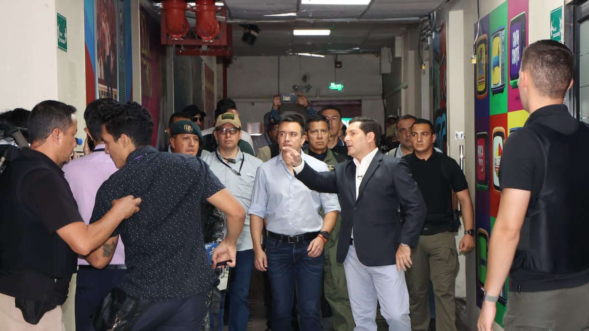 Alrededor de las 09:20, el presidente Daniel Noboa recorrió las instalaciones del medio de comunicación, el cual sufrió un atentado terrorista el año pasado.