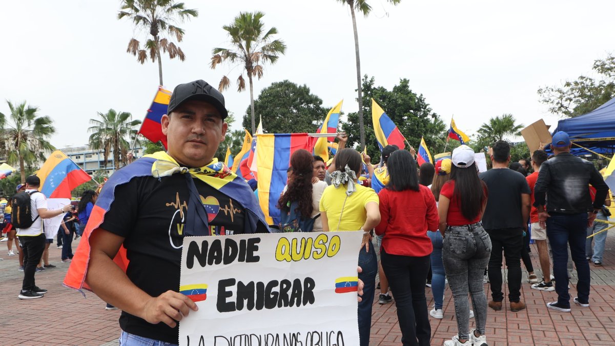 Con gorras, banderas y carteles los ciudadanos venezolanos piden libertad y respeto a la democracia venezolana.