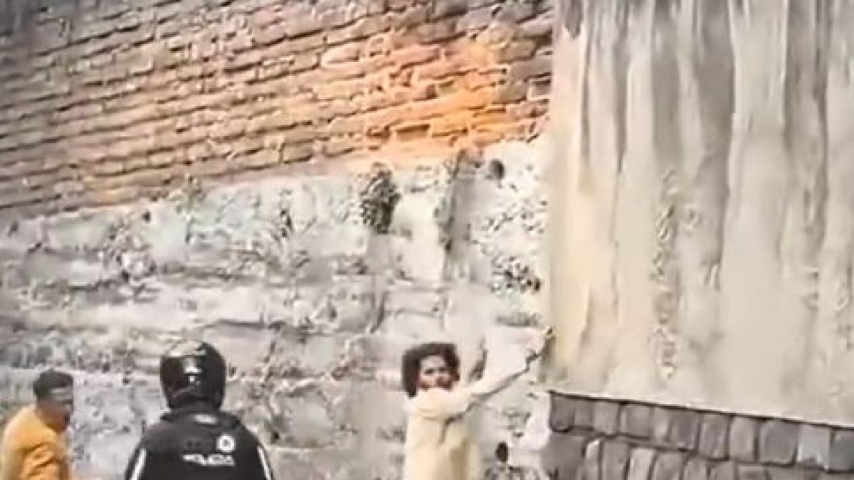 Miembros del Grupo de Operaciones Motorizadas (GOM) de la Policía evitaron un presunto asalto a una unidad de transporte interparroquial en el Valle de Tumbaco