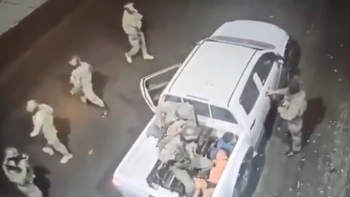 Captura de video de cámara de seguridad que registró la detención de menores.