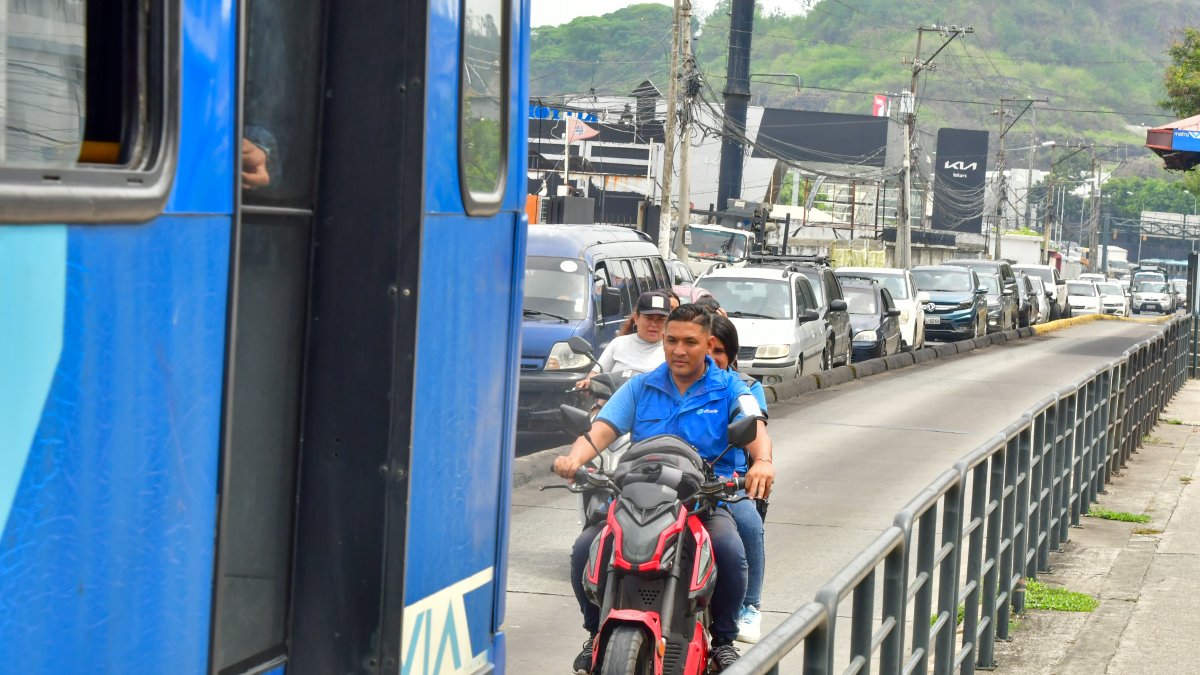 Motociclista invade carril exclusivo de la Metrovía. 