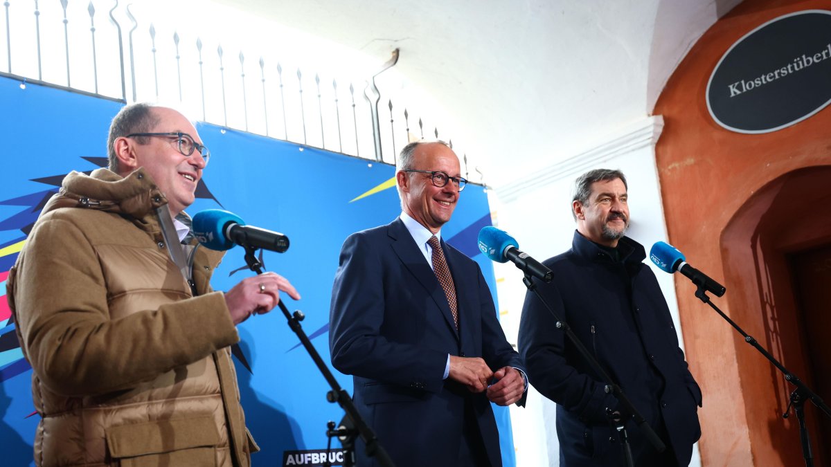 Figura. El líder de la CDU, Friedrich Merz (centro), propone estas medidas con el fin de mejorar el PIB de la nación y elevar su economía actual.