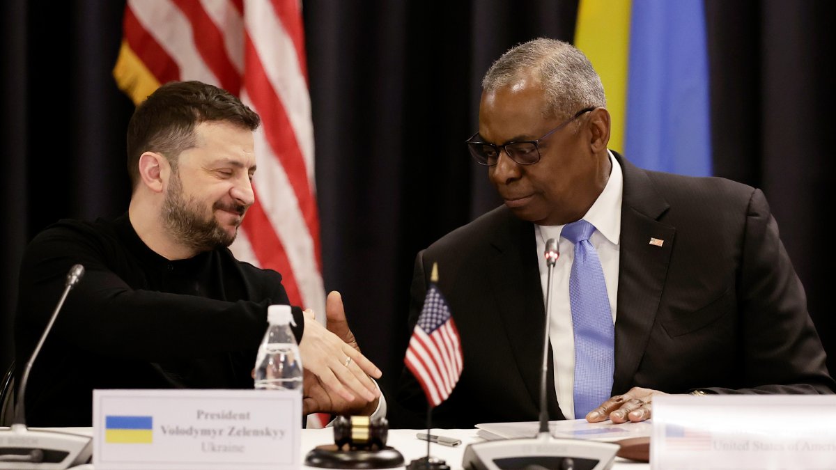El secretario de Defensa Lloyd Austin de EE.UU. (derecha), junto al presidente de Ucrania, Volodimir Zelenski (izquierda).