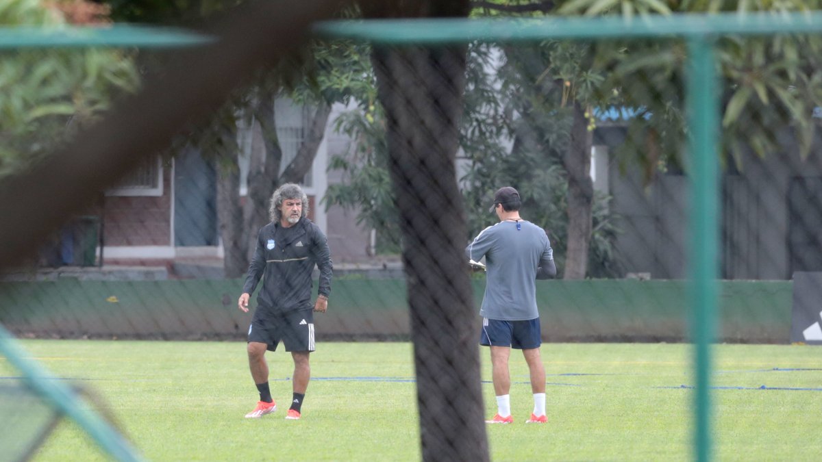 El técnico Leonel Álvarez (i) tomó distancia del plantel mientras realizaba la práctica física en el Polideportivo de Los Samanes