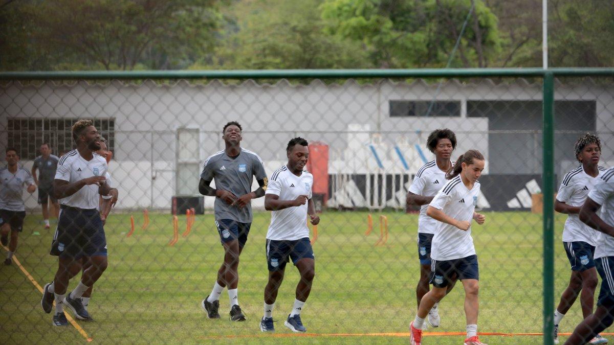 Jugadores de Emelec cumplen una sesión de entrenamiento en el Polideportivo Los Samanes.