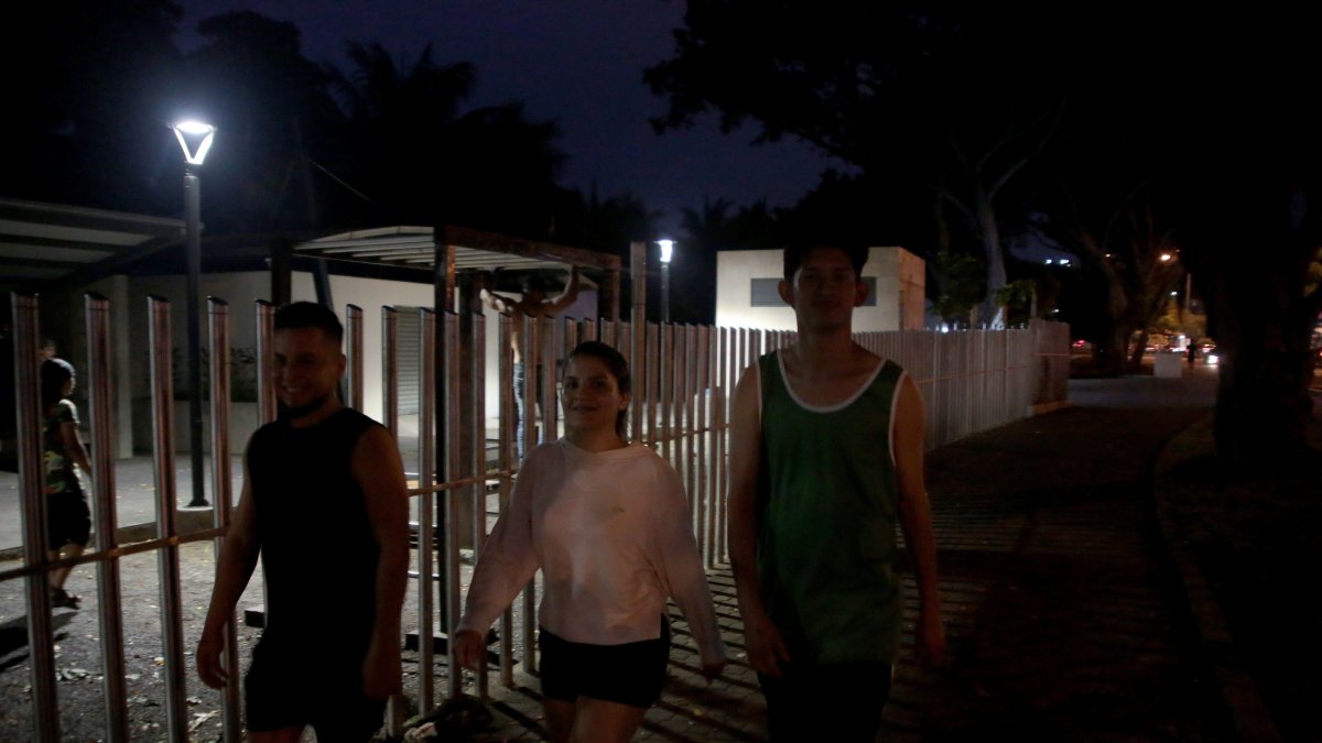 utina. Es común observar a ciudadanos ejercitándose, pero hay zonas (sentido estero) a oscuras.