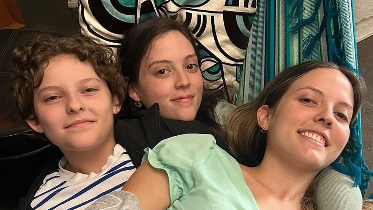 Cristina con sus hermanas.