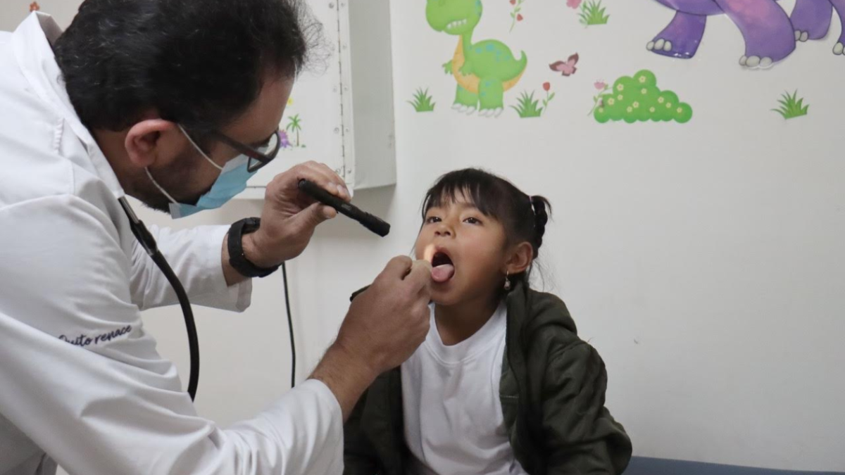 El pediatra Eduardo Araque atiende a la niña Dafne Ramos, en la Unidad Metropolitana de Salud Norte, en Quito.