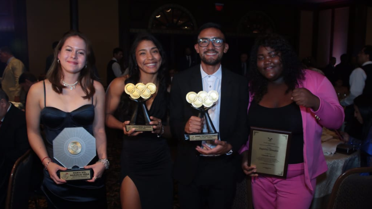Daniel Pintado y Lucía Yepez reciben trofeos.