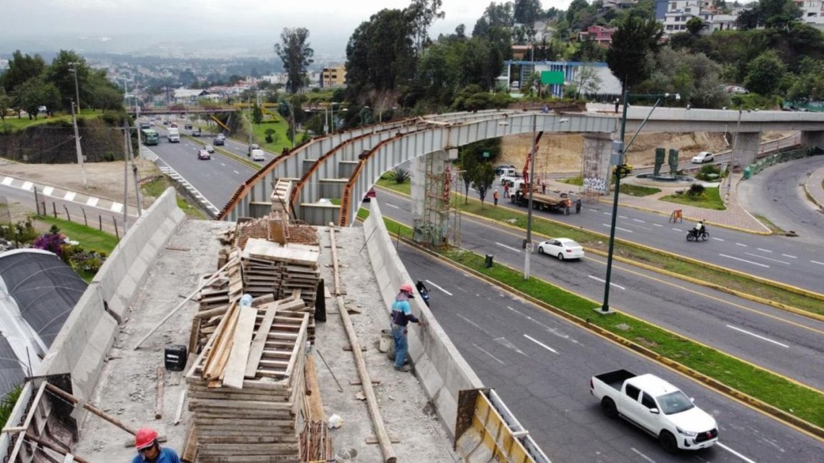 Obras. Trabajadores de la Prefectura colocarán cables y el pavimento en el nuevo puente.