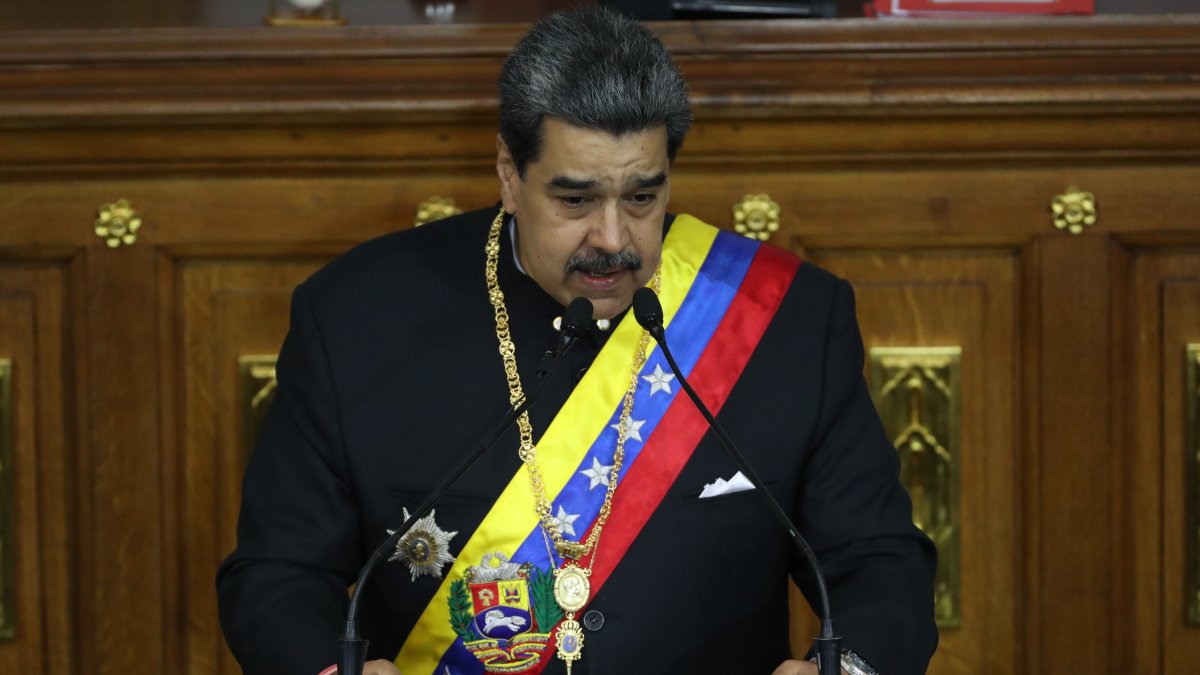 El presidente de Venezuela, Nicolás Maduro, ofrece un discurso ante la Asamblea Nacional.