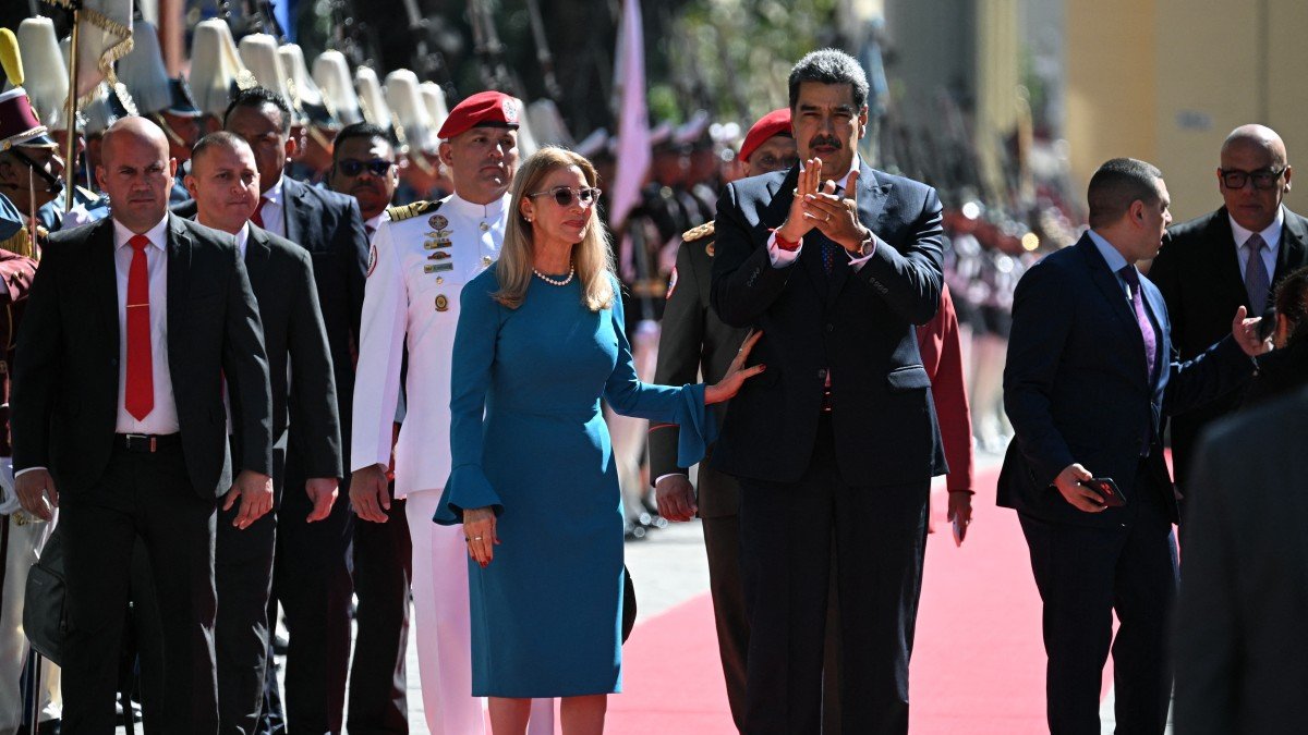 El presidente de Venezuela, Nicolás Maduro, y la primera dama, Cilia Flores, caminan a su llegada al Capitolio para la inauguración presidencial, en Caracas, el 10 de enero de 2025.