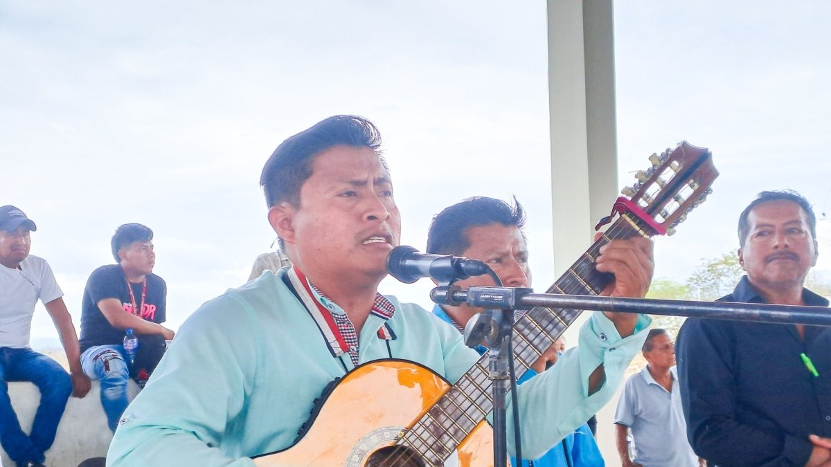 Los jóvenes comuneros entonaron las canciones favoritas de los dos hombres fundadores de su comuna San Marcos. 