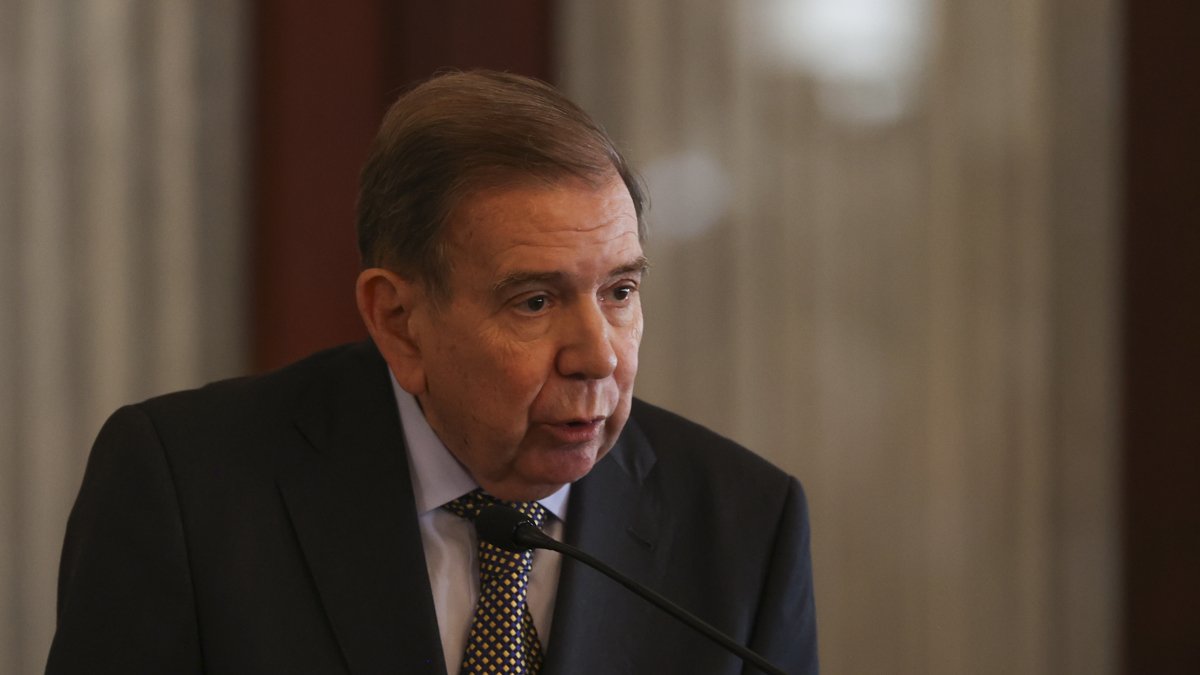 El líder opositor venezolano Edmundo González Urrutia habla en el Palacio Nacional de Santo Domingo