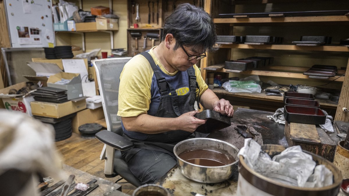 El  fabricante japonés de lacas Takaho Shoji trabajando en su escritorio en el taller de lacas 'Wajima Kirimoto' en la ciudad de Wajima.
