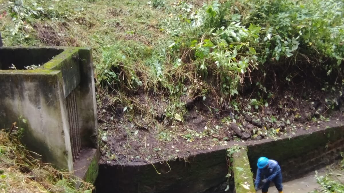 Limpieza de la estructura de captación en la quebrada Rumichaca.