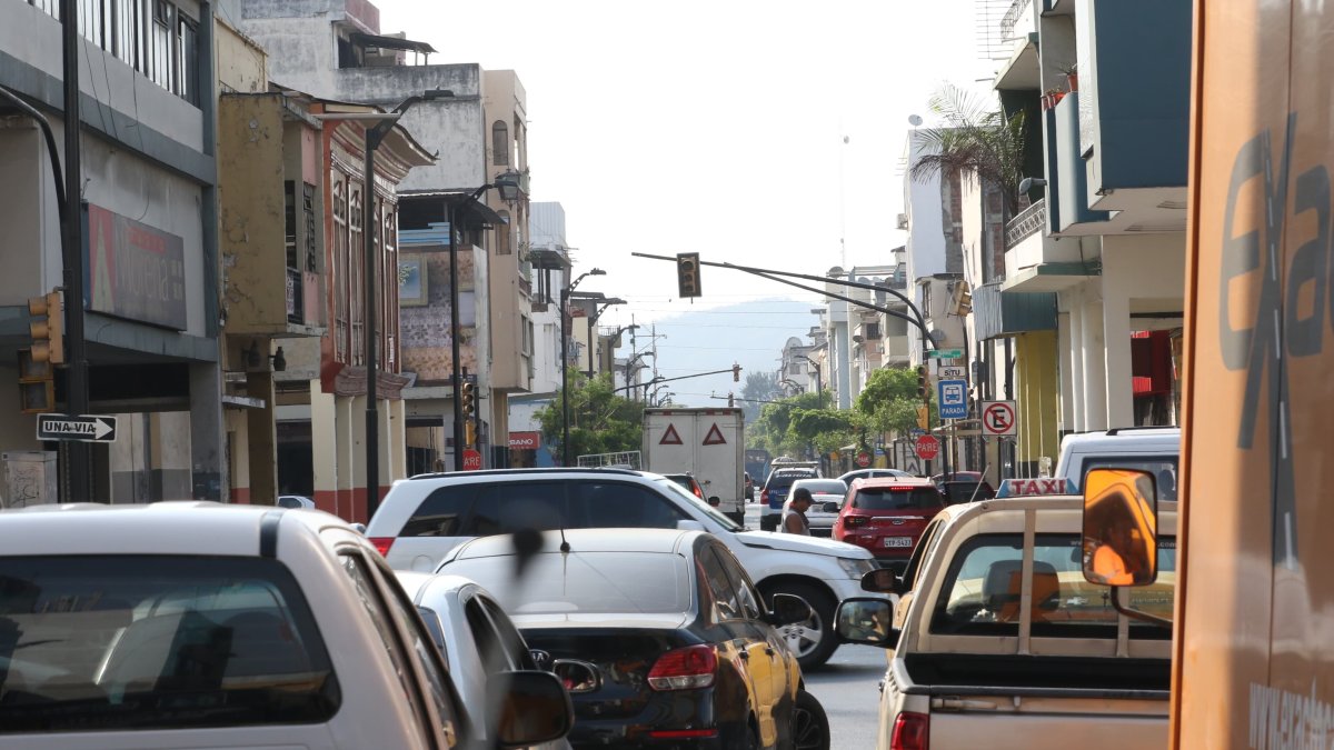 EXISTE MAYOR NÚMERO DE ACCIDENTES DE TRÁNSITO A CAUSA DE LOS CORTES DE ENERGÍA QUE DEJAN LOS SEMÁFOROS SIN FUNCIONAR.