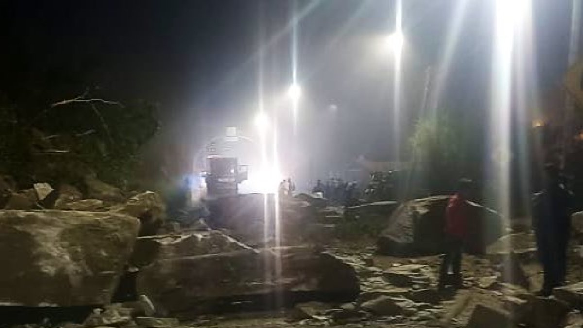 Las grandes rocas cayeron del talud y bloquearon el paso en la vía Baños - Puyo, en el sector de San Jorge.