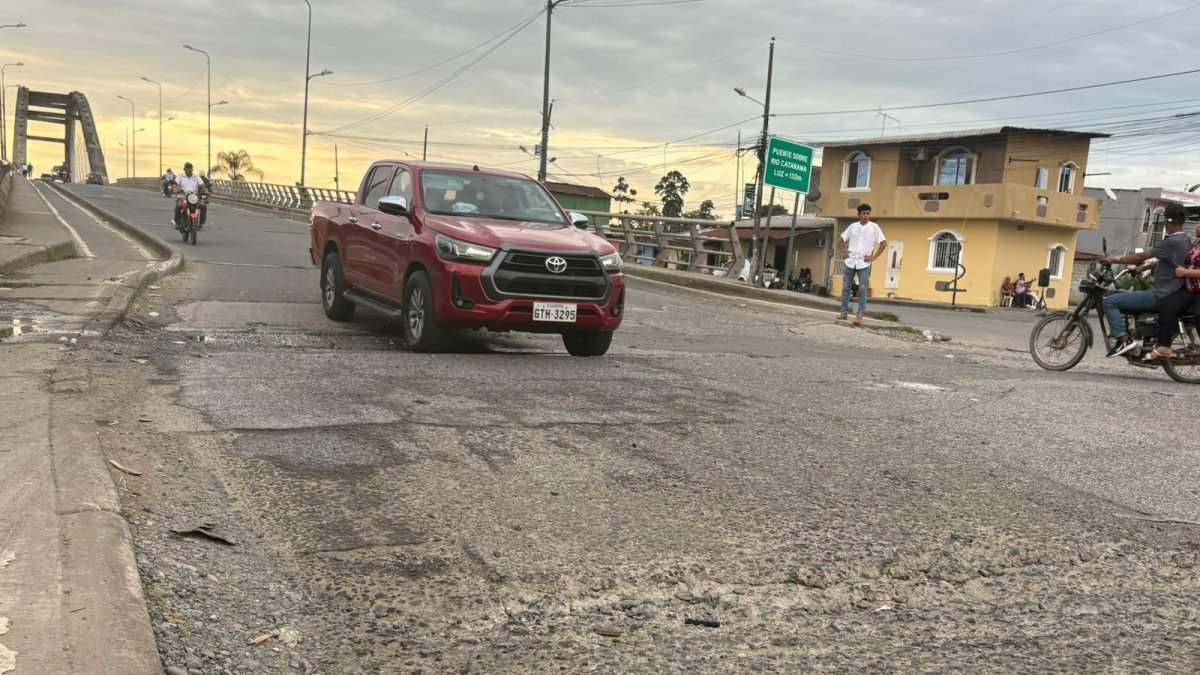 La vía presenta deterioro.