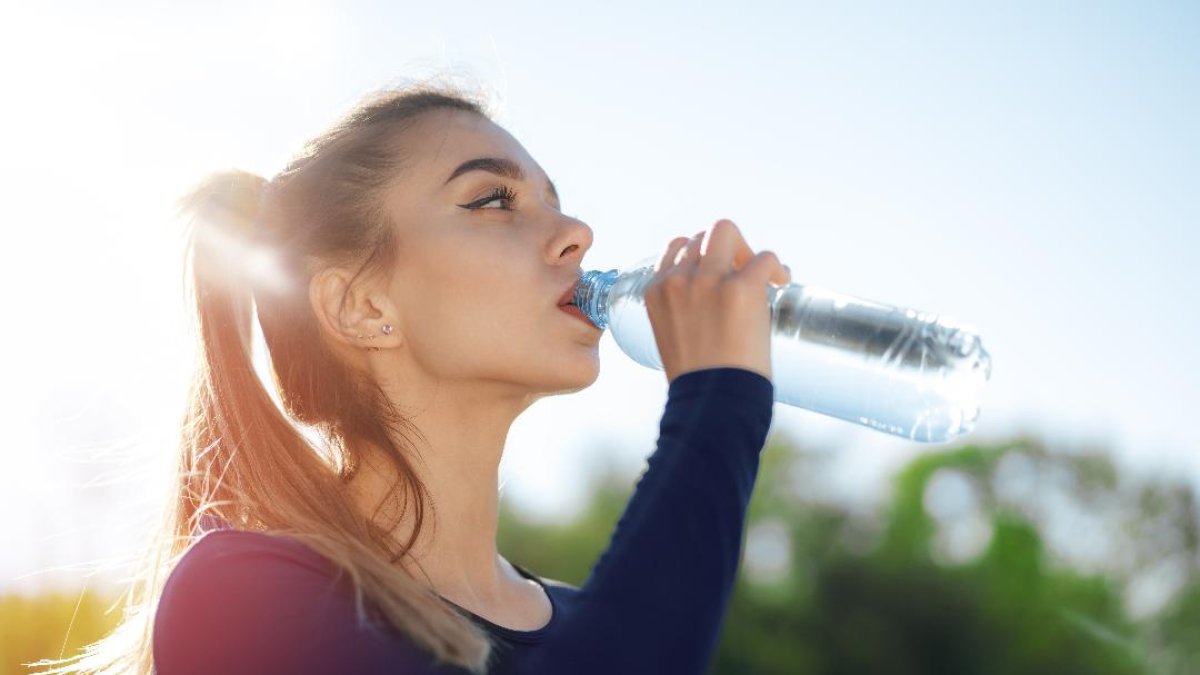 Tomar agua ayuda a limpiar el organismo