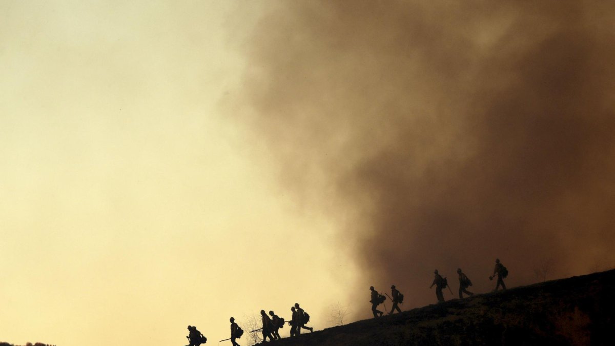 Los bomberos toman posiciones para luchar contra el incendio forestal de Kenneth en el barrio de Woodland Hills de Los Ángeles, California, Estados Unidos.