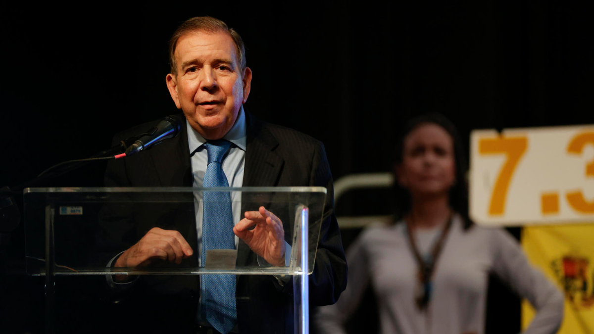 El líder opositor venezolano Edmundo González Urrutia saluda a simpatizantes luego de una concentración de apoyo este miércoles, en el Centro de Convenciones Atlántico Pacífico en la Ciudad de Panamá.