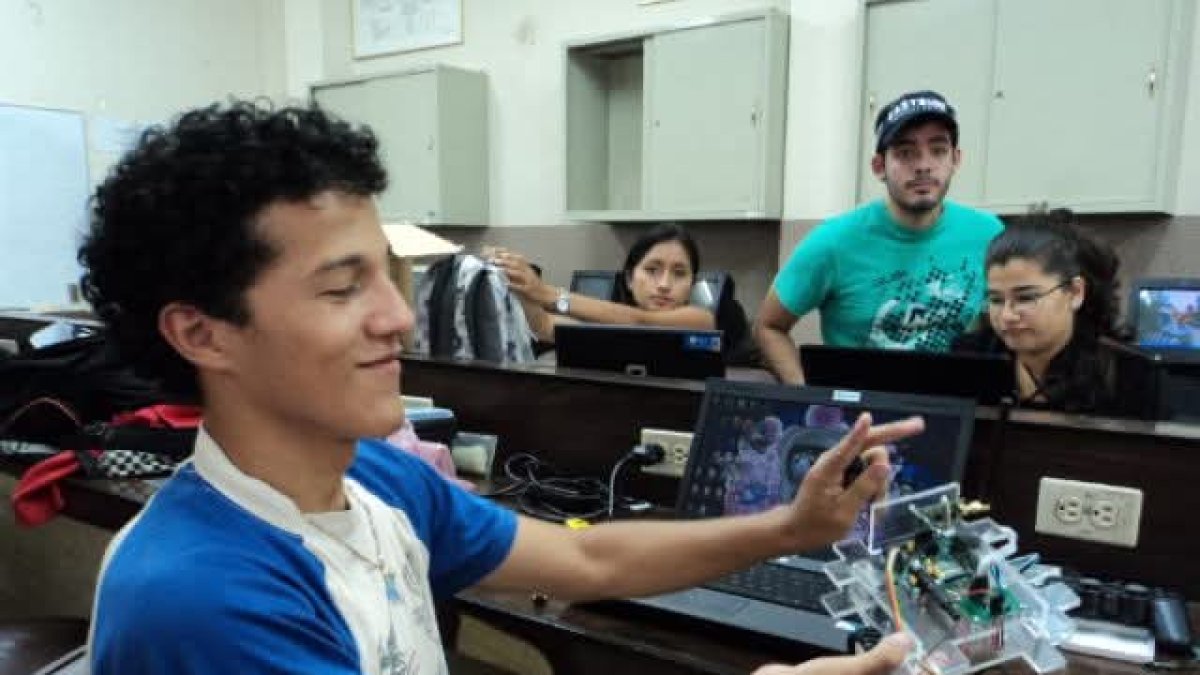Accesos. Estudiantes de distintas carreras forman parte de clubes de robótica que se crean en las universidades