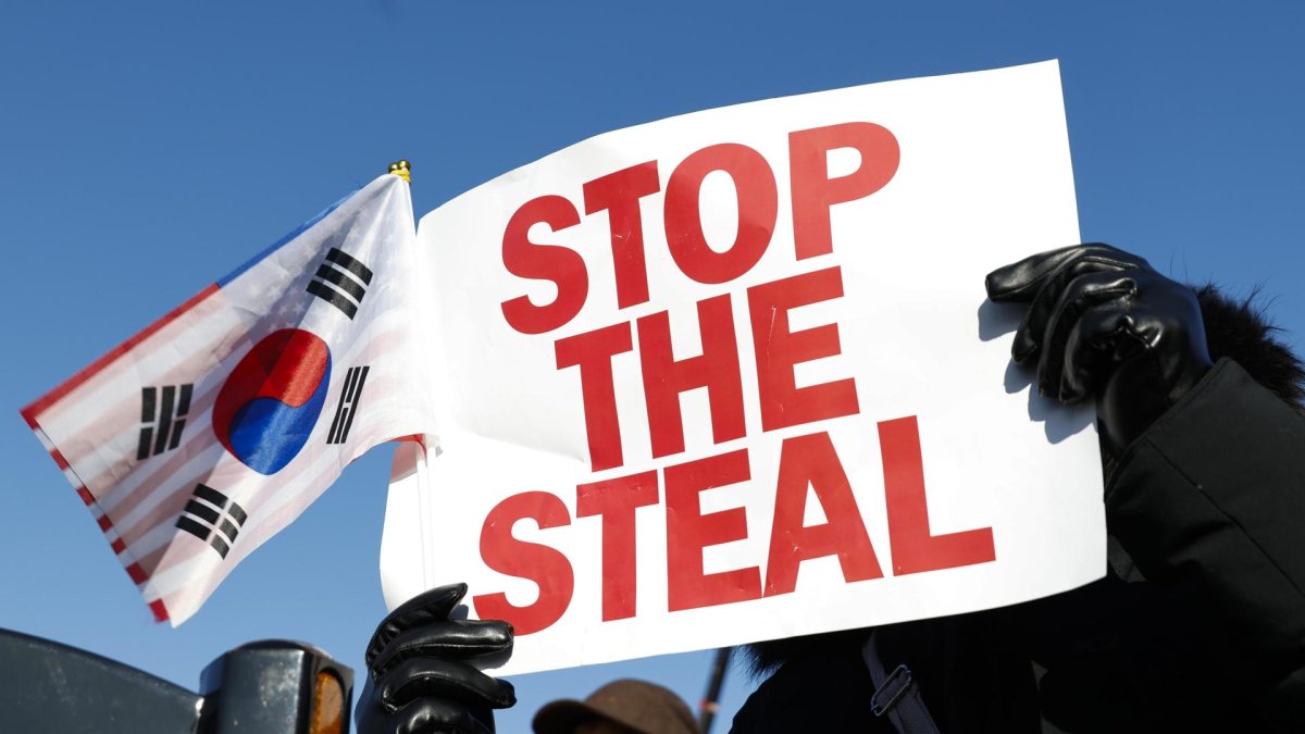 Partidarios del presidente surcoreano, Yoon Suk-yeol, se manifiestan cerca de la residencia presidencial en Seúl, el 10 de enero de 2025.