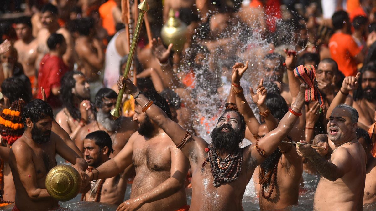 Participantes en el Kumbh Mela se bañan en el Ganges en 2021.