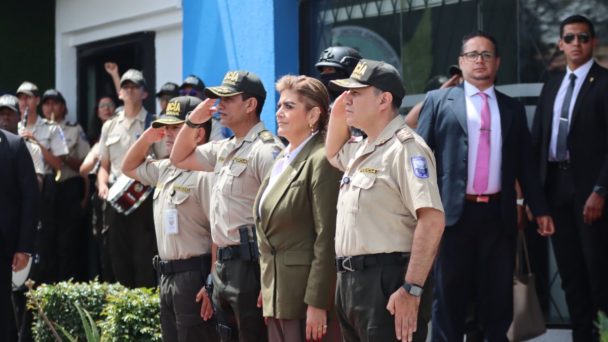 Apoyo. La ministra Mónica Palencia y Juan Javier Silva (derecha), nuevo director del Isspol, en una reunión.