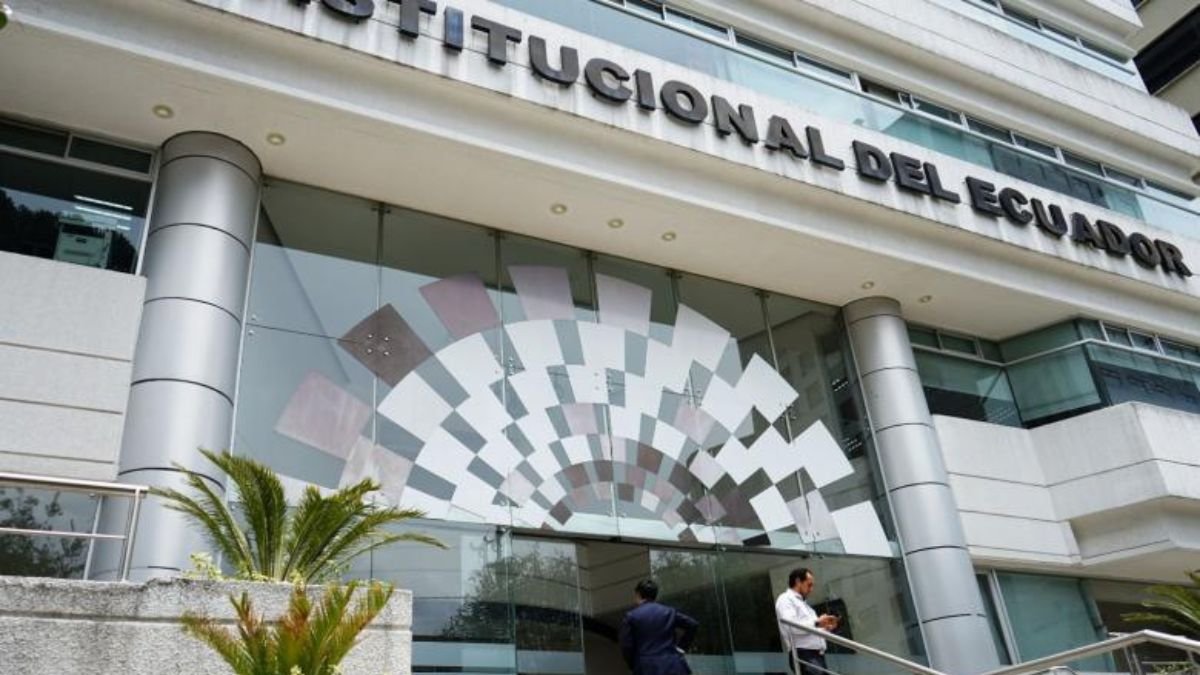 La Corte Constitucional tiene como misión garantizar la vigencia y supremacía de la Constitución.