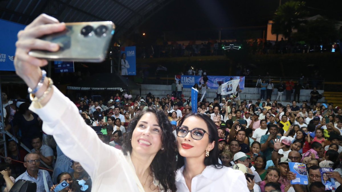 Viviana Veloz en campaña con Luisa González.