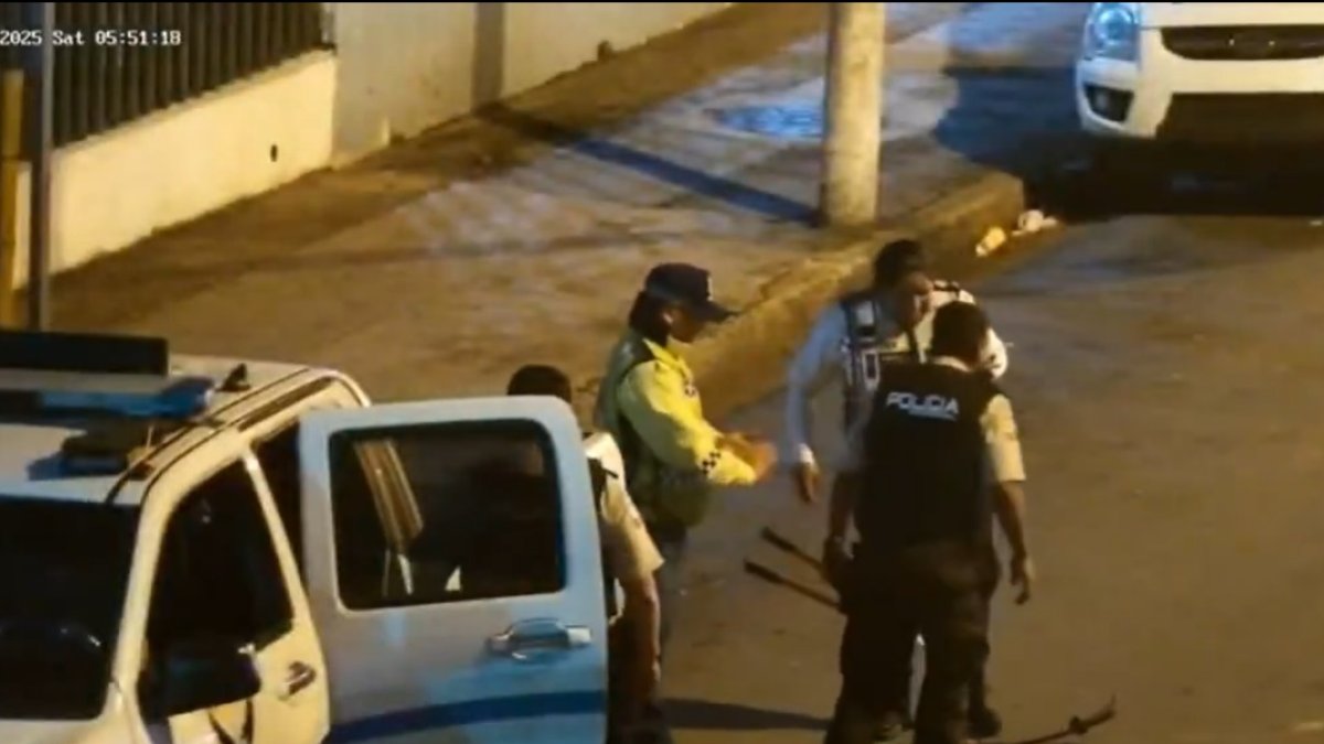 Agentes de la ATM y Policía Nacional detuvieron a un hombre al robar cables en el centro de Guayaquil.