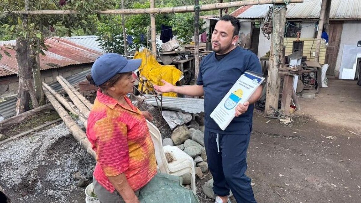 Equipos del Municipio explican los trabajos de prevención con los moradores.