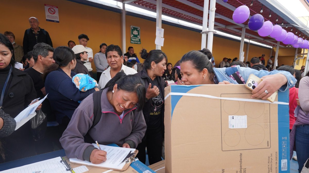 El gobierno de Daniel Noboa entrega cocinas de inducción que fueron compradas en 2014 y estaban en una bodega.