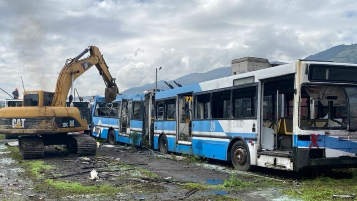 La chatarrización se hace en el predio de la Empresa de Pasajeros, en el sur de Quito.