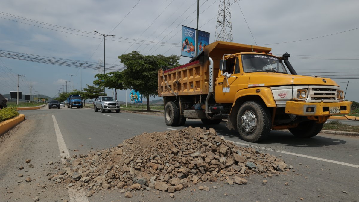 Ciudadanos denuncian que en varias ocasiones caen grandes cantidades de tierra a la vía, bloqueandola.