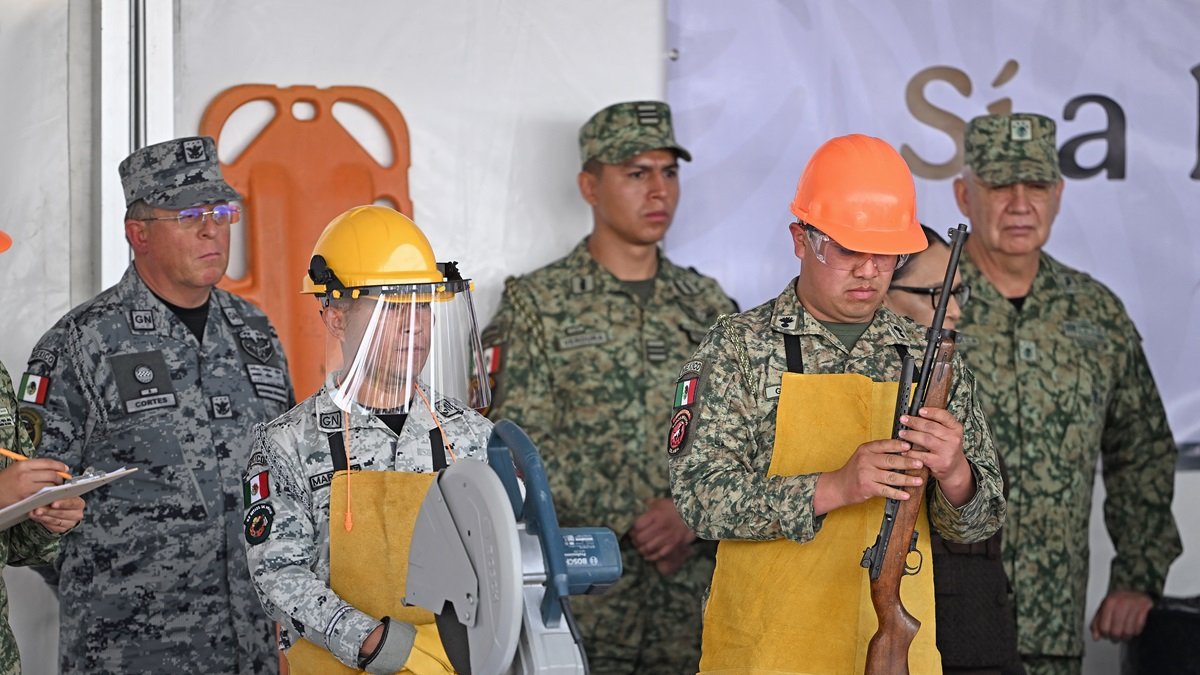 Un miembro del Ejército mexicano destruye un rifle durante el lanzamiento del programa 