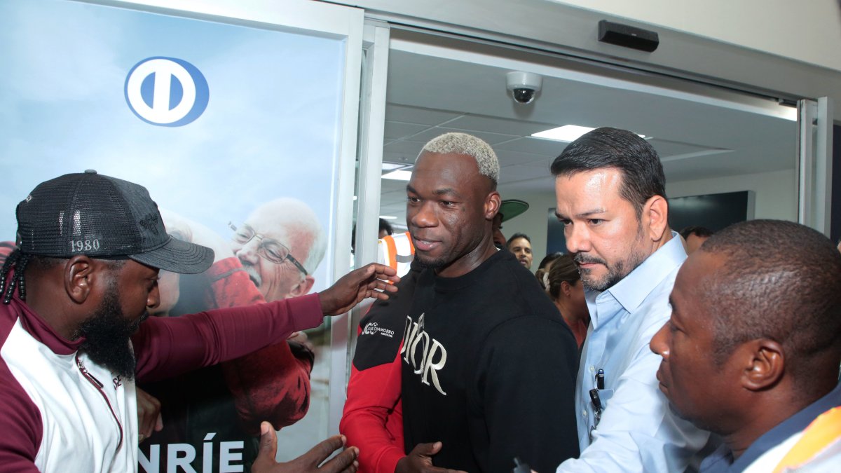 Felipe Caicedo en su llegada al aeropuerto José Joaquín de Olmedo, de Guayaquil.