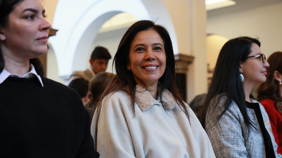 El 5 de diciembre, Cynthia Gellibert asistió a la Serenata Quiteña en la Plaza Grande.