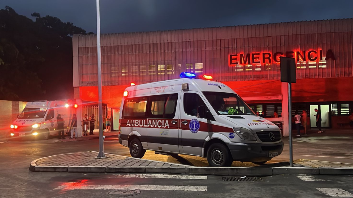 Personal policial y militar custodiando la sala de emergencia del hospital del IESS donde se encuentra el alcalde Eber Ponce.