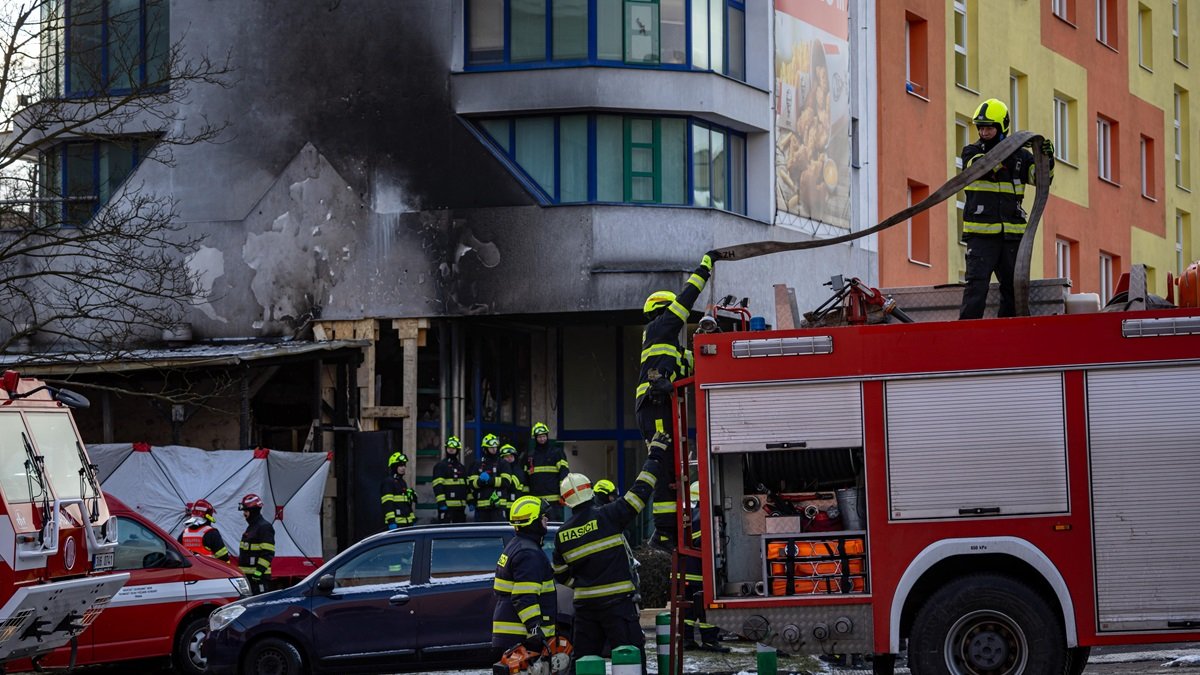 Los bomberos y las fuerzas de seguridad comprueban el lugar del restaurante quemado y dañado por la explosión de un cilindro de propano-butano en Most, República Checa.